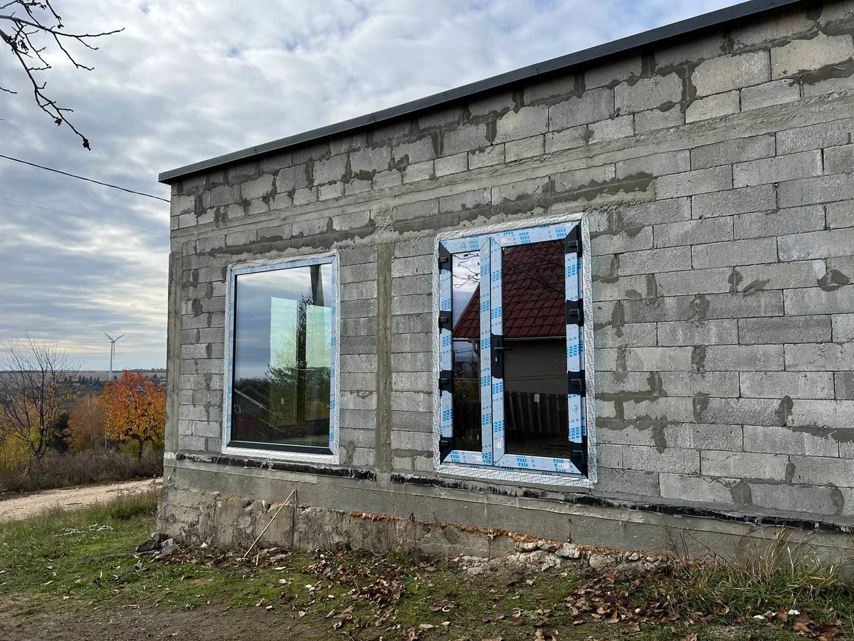 Fereastră PVC VEKA — geam termopan, lucrare Grafitex