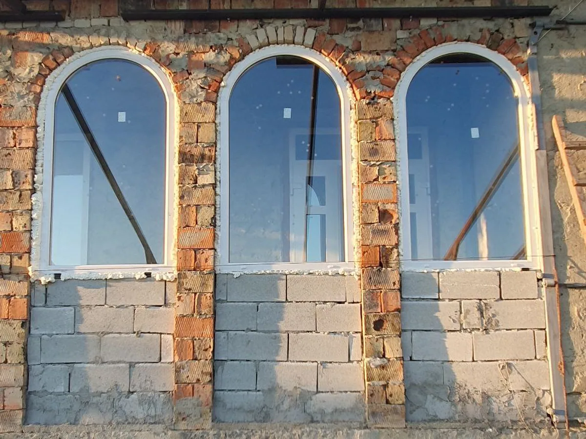 Fereastră PVC VEKA — exemplu de montaj Grafitex