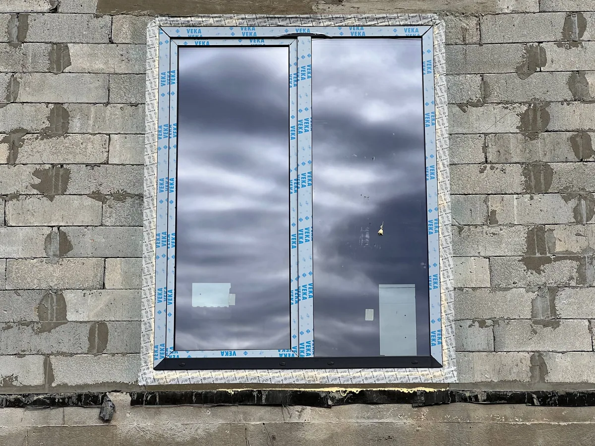 Fereastră PVC VEKA pentru casă — montaj Grafitex