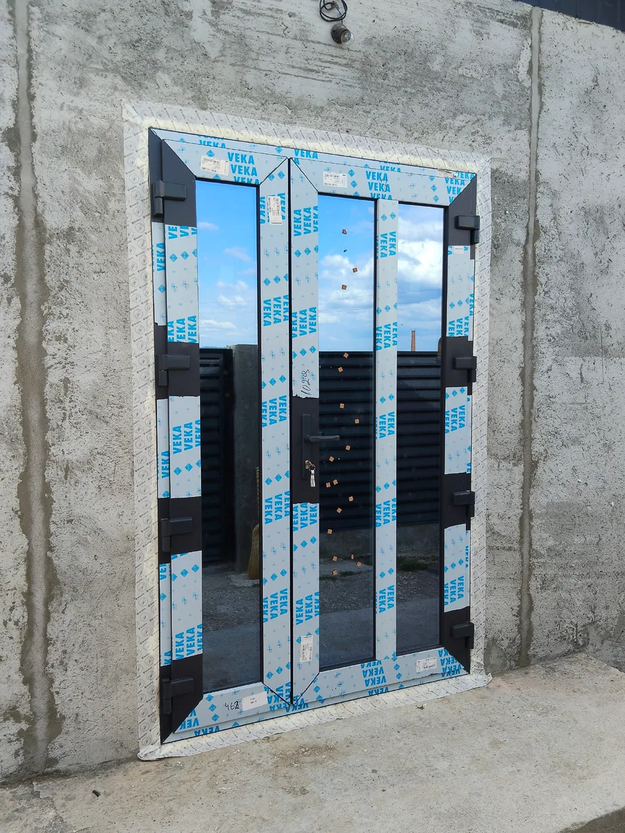 Detaliu al ușii exterioare din PVC VEKA — feronerie și profil