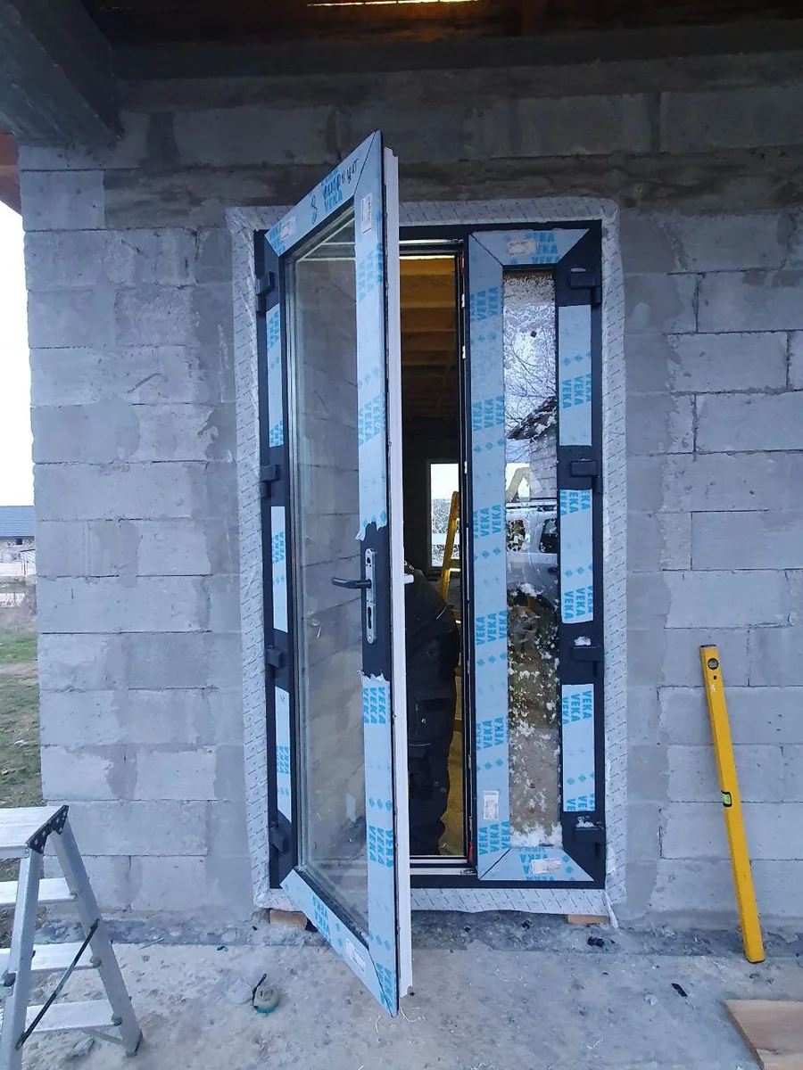 Ușă de intrare din PVC VEKA antracit, montaj Grafitex la o casă nouă în Chișinău