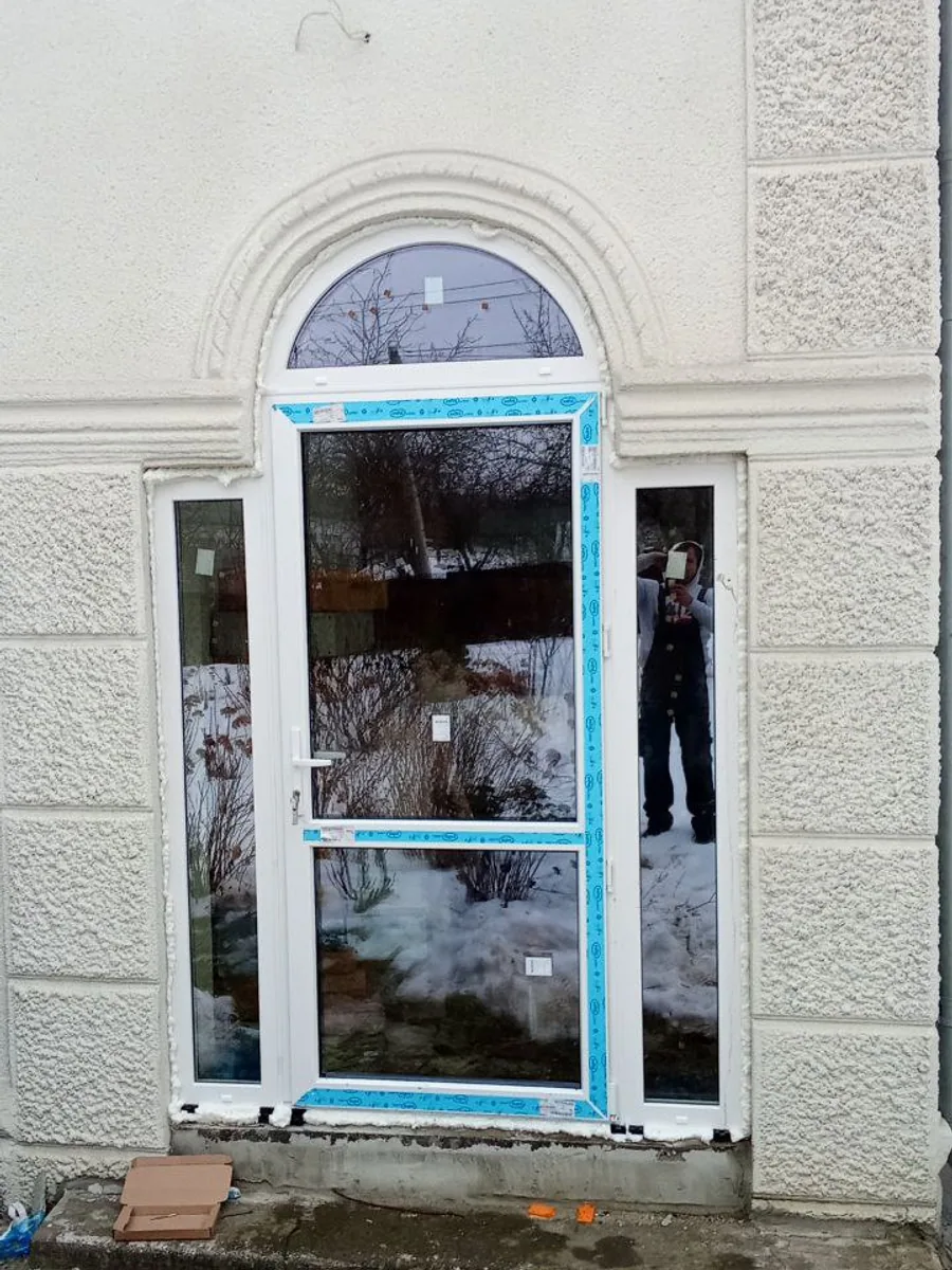 Ușă din PVC instalată de Grafitex