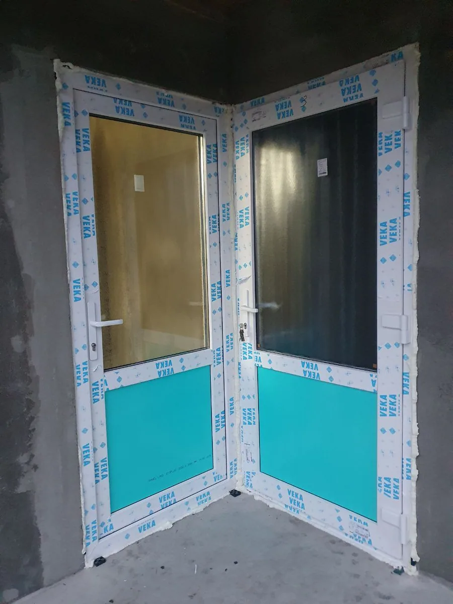 Ușă de intrare din PVC instalată de Grafitex