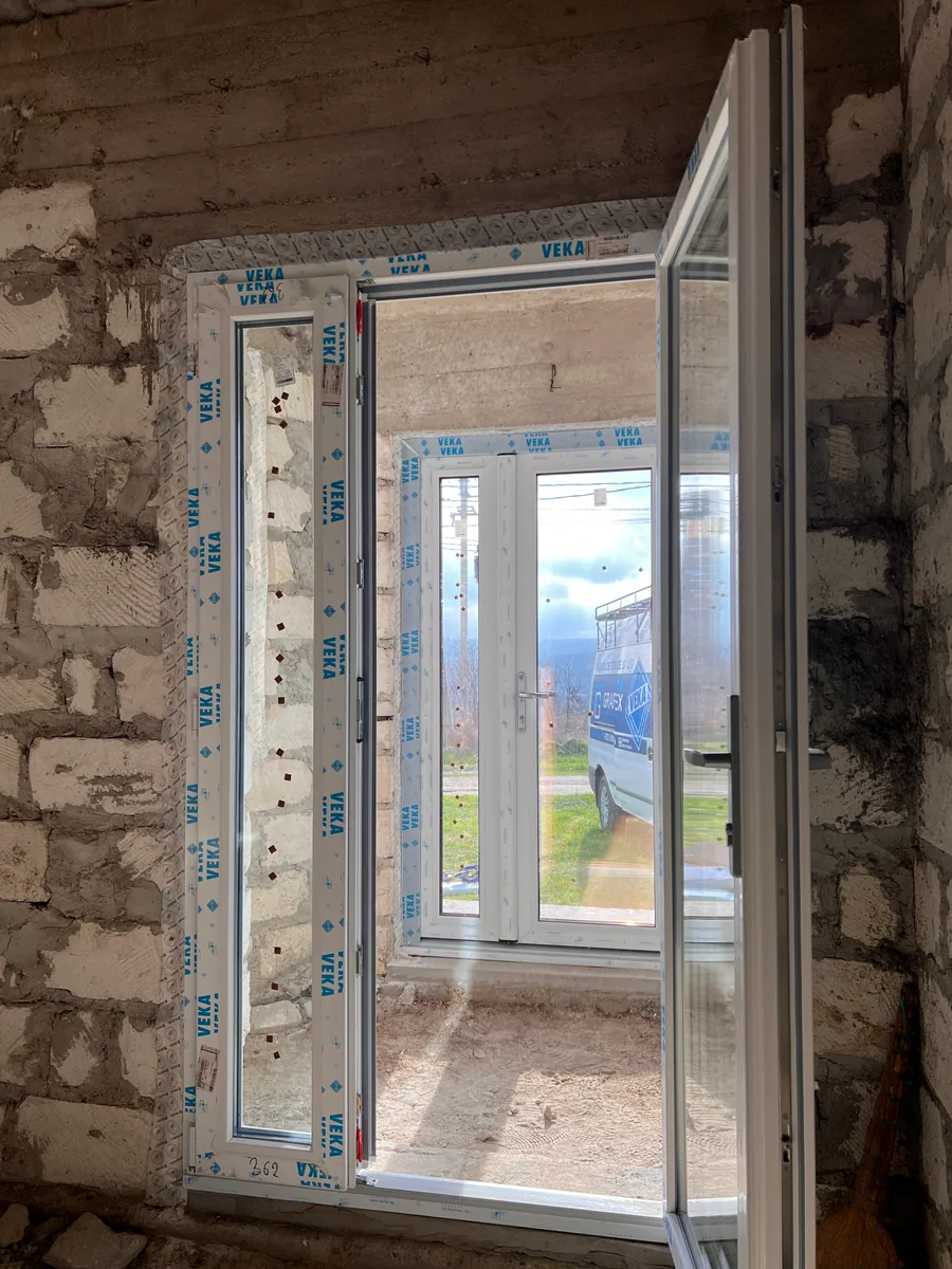 Ușă din PVC VEKA instalată de Grafitex în Moldova