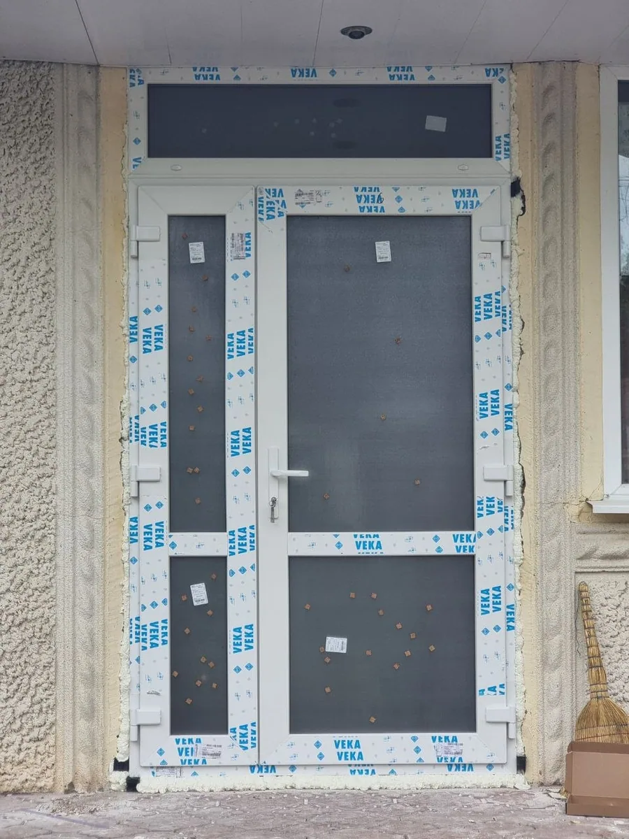 Ușă de intrare din PVC VEKA albă cu impostă, instalată de Grafitex la Bălți