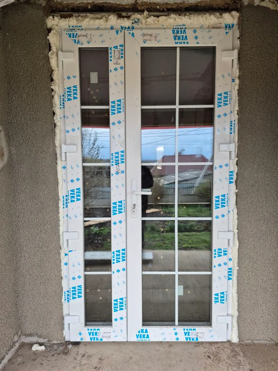 Ușă din PVC VEKA instalată de Grafitex