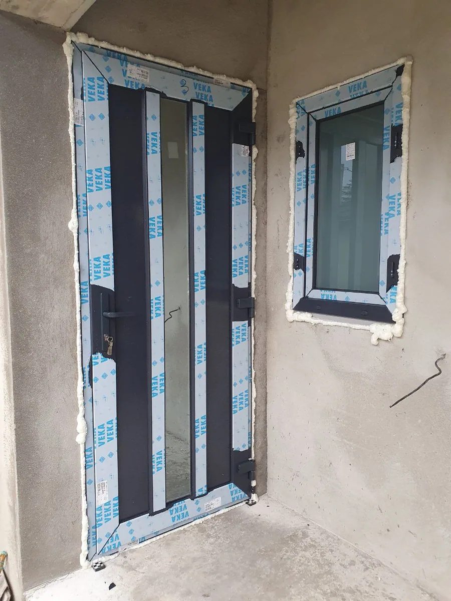 Ușă din PVC pentru locuință, lucrare Grafitex