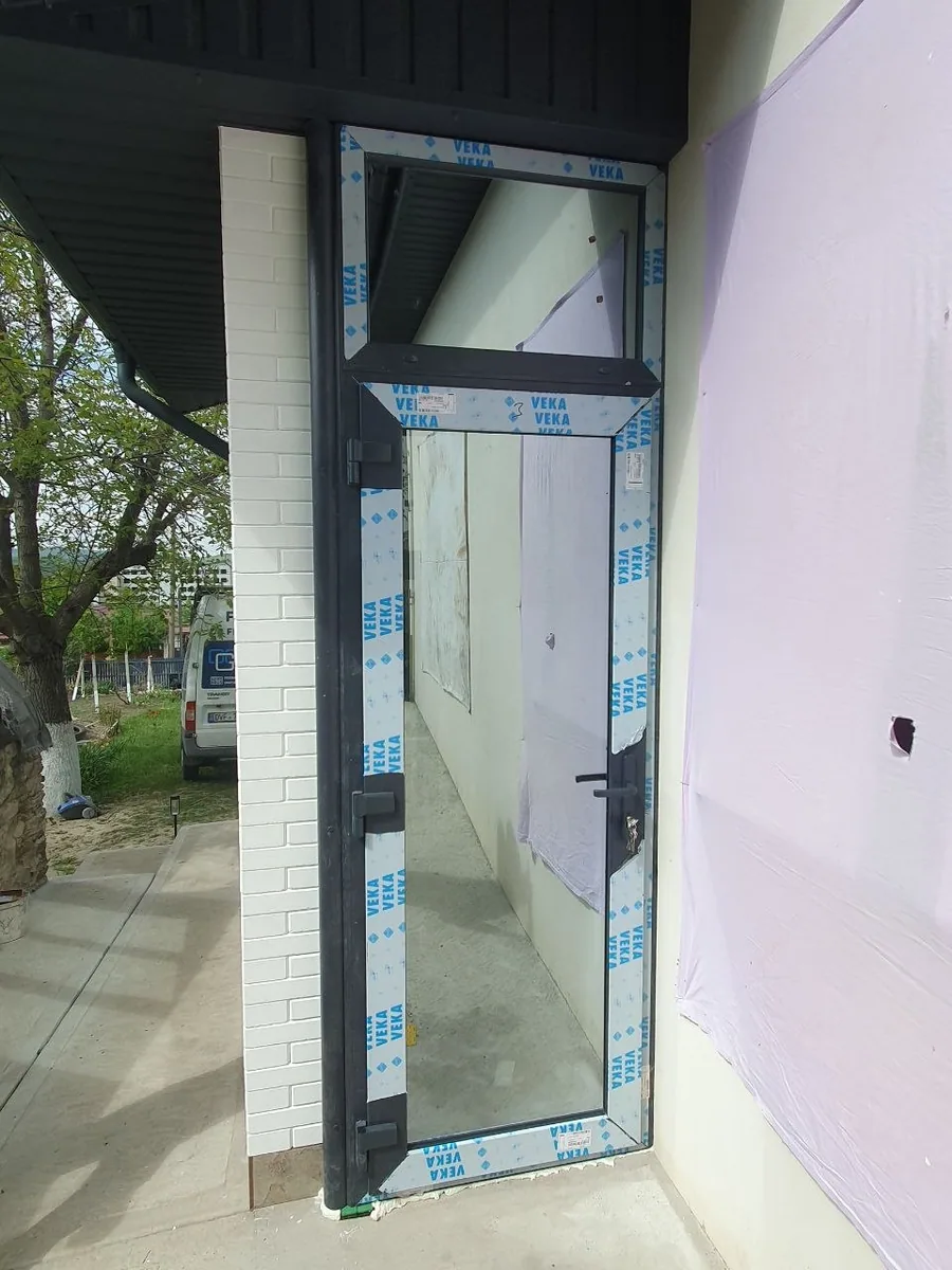 Ușă de intrare modernă din PVC, montaj Grafitex